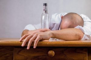 Scopri di più sull'articolo La chimica dell’hangover: da cosa sono causati i postumi di una sbornia?